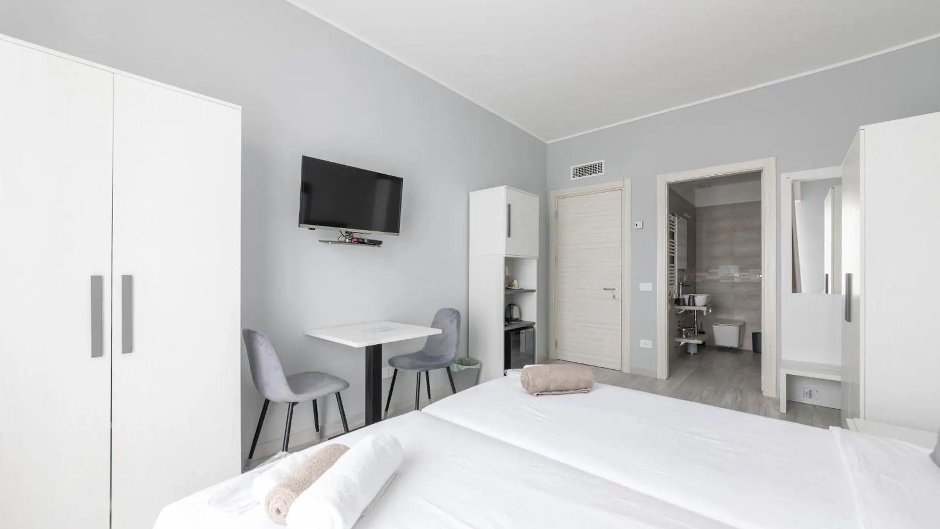 Chezromyk 2 The Kosher B&B Milan Bed & Breakfast